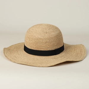 Chapeau de soleil en raphia fait main avec ruban noir et large bord ondulé