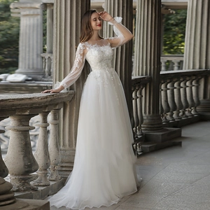 Robe de mariée élégante à manches longues en dentelle et jupe princesse en tulle blanc