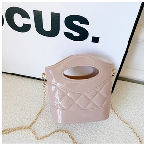 Dettaglio della borsa jelly rosa nudo trapuntata in PVC con catena dorata