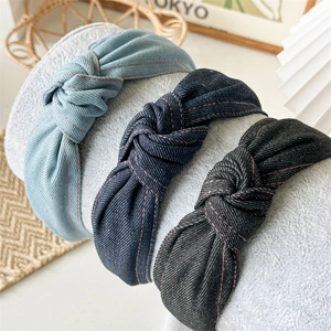 Trois bandeaux en denim noués en bleu clair, bleu foncé et noir pour un look élégant