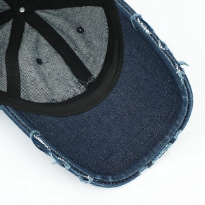 Detail der verwaschenen dunkelblauen Jeans-Baseballkappe mit ausgefransten Kanten