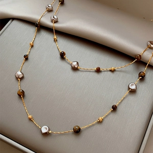 Collier long plaqué or 18 carats avec pierres œil de tigre et perles grises sur chaîne dorée