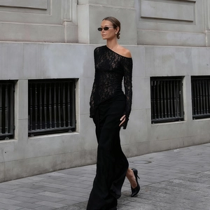 Robe longue noire élégante en dentelle à épaules dénudées pour soirées d'automne