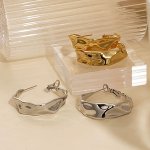 Irregular wavy C-shape earrings in gold and silver finish 316L stainless steel