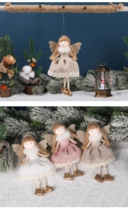 Détails d'ornements d'anges de Noël faits main avec robes en dentelle et cheveux en jute