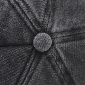 Gros plan de la couronne à six panneaux et du bouton en coton lavé de la casquette gris foncé