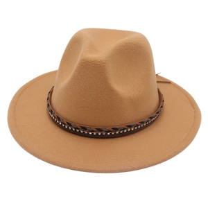 Dettaglio di cappello fedora in lana cammello con fascia intrecciata e strass