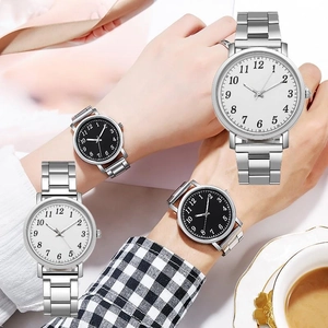 Pärchen-Quarzuhren mit silbernen Metallarmbändern und römischen Ziffern auf Zifferblättern