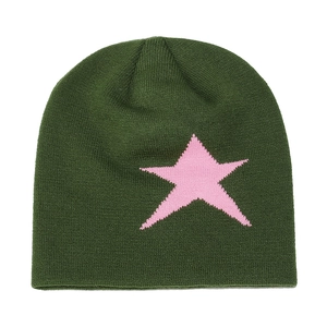 Détail du bonnet en maille vert armée avec motif étoile rose et texture côtelée