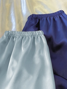 Detailaufnahme des Gummibunds der Satin-Schlafhose mit weichem Seidenglanz-Finish