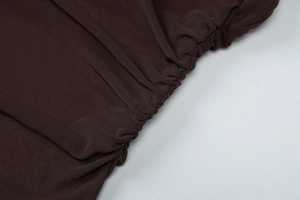 Détail du tissu en maille marron foncé avec design froncé à cordon de serrage latéral