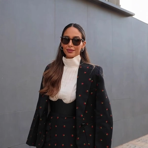 Ensemble blazer noir et jupe pour femme avec broderie fraise et corset à la taille