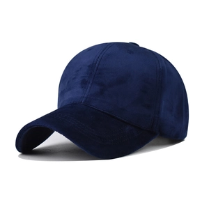 Detail van een marineblauwe chenille baseballpet met fluwelen textuur en fijn stiksel