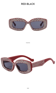 Duo-Ansicht der roten Strass-Sonnenbrille mit Front- und Seitenprofil auf weißem Hintergrund