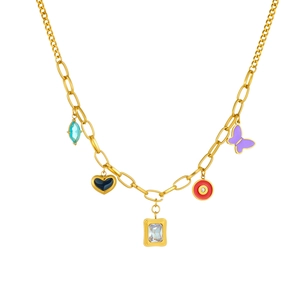 Collier chaîne dorée avec pendentifs colorés papillon, cœur et gemmes sur fond blanc