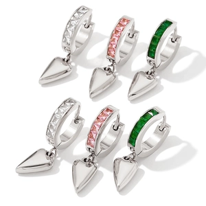 Orecchini a cerchio con ciondoli a cuore e zirconi in bianco, rosa e verde