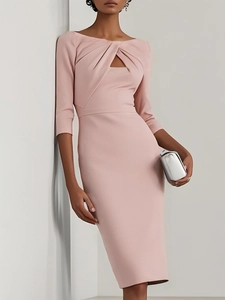 Detalle de un elegante vestido midi rosa ajustado con escote cruzado y mangas 3/4