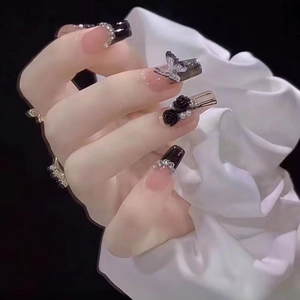 Faux ongles noirs faits main camélia avec rose 3D et papillon sur pointes carrées longues
