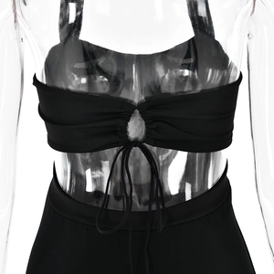 Détail de la robe deux pièces noire dos nu avec anneau ajouré et lacets