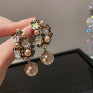 Boucles d'oreilles vintage en perles champagne avec fleurs en cristal élégantes