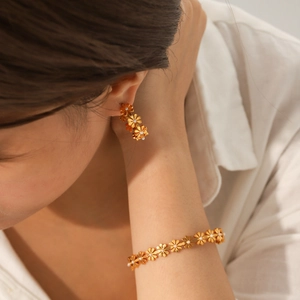 18K gold-plated stainless steel floral bracelet and earrings set with delicate pearl accents