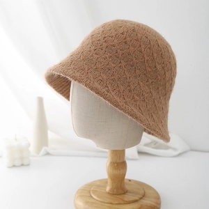 Gros plan sur un chapeau bob en maille à carreaux marron caramel avec texture