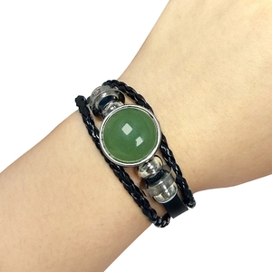 Bracelet multicouche en cuir tressé noir avec pierre gemme verte et perles argentées