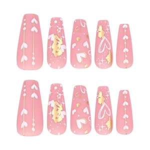 Matte roze coffin plaknagels met goudfolie en witte hart- en sterpatronen