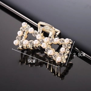Detailed view of pearl hair claw with 5cm length and 2.5cm height measurements
