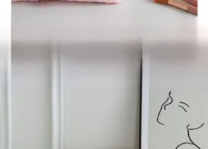 Gros plan détaillé sur la texture gaufrée rose et le tissu doux de la trousse maquillage