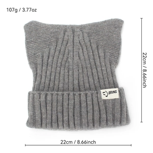 Bonnet en tricot gris avec oreilles de chat, texture côtelée et étiquette souriante