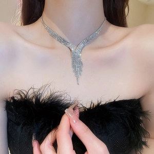 Dettaglio della collana con nappine in cristallo argento indossata per una serata