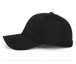 Detailansicht der schwarzen Baseballkappe mit atmungsaktivem Mesh-Gewebe und Sport-Stickerei