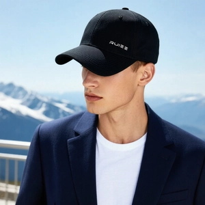 Casquette de baseball noire avec broderie Ruiee portée par un mannequin devant la montagne