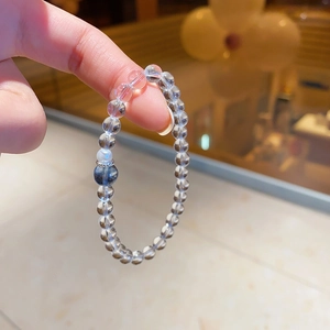 Vue macro d'un bracelet en perles de cristal avec pierre bleue et perles d'argent