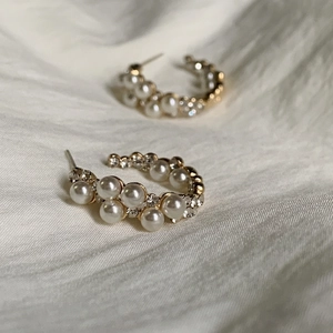 Boucles d'oreilles créoles dorées en C avec perles blanches et strass étincelants