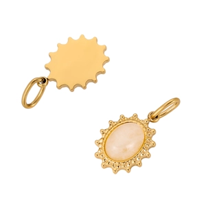 Details von goldenen Edelstahl-Anhängern mit Sonnenstrahl-Design und ovalen Steinen