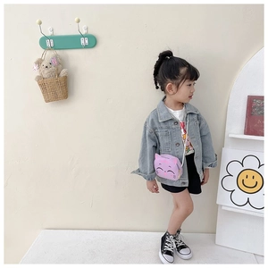 Detail of purple cat-shaped silicone shoulder bag for kids with adjustable white strap
