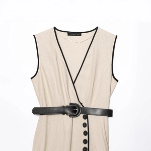 Ärmelloses Maxikleid in Beige mit schwarzer Paspelierung und schmalem Gürtel