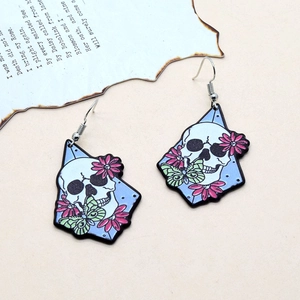 Boucles d'oreilles tête de mort en acrylique avec fleurs roses et papillon sur fond vintage