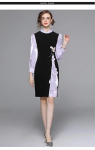 Dettaglio dell'elegante abito qipao nero e lilla con ricamo floreale 3D sul collo