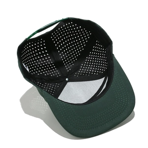 Vista interior de una gorra verde de visera plana con malla de ventilación láser.