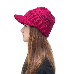 Bonnet à visière en grosse maille rouge foncé pour femme idéal pour l'hiver