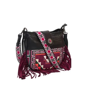 Borsa a tracolla bohémien con frange, motivi geometrici e tracolla ricamata