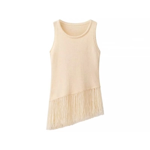 Vista dettagliata del top in maglia beige con orlo a frange irregolari e stile contemporaneo