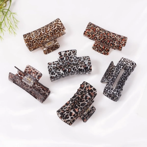 Lot de 6 pinces à cheveux léopard de couleurs variées sur fond de soie blanche