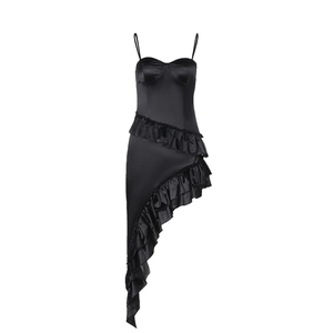 Robe nuisette élégante en satin noir avec ourlet asymétrique à volants et bustier