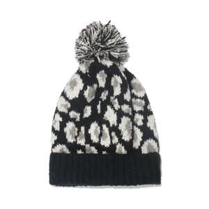 Bonnet en tricot léopard avec pompon doux et revers côtelé pour la chaleur d'hiver