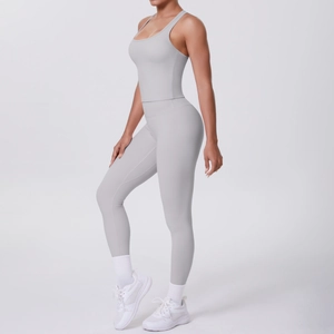 Vue latérale de l'ensemble de sport ajusté avec haut dos nageur et legging taille haute