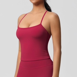 Dettaglio del set sportivo rosso rosa scuro che mostra il design posteriore e la vita alta